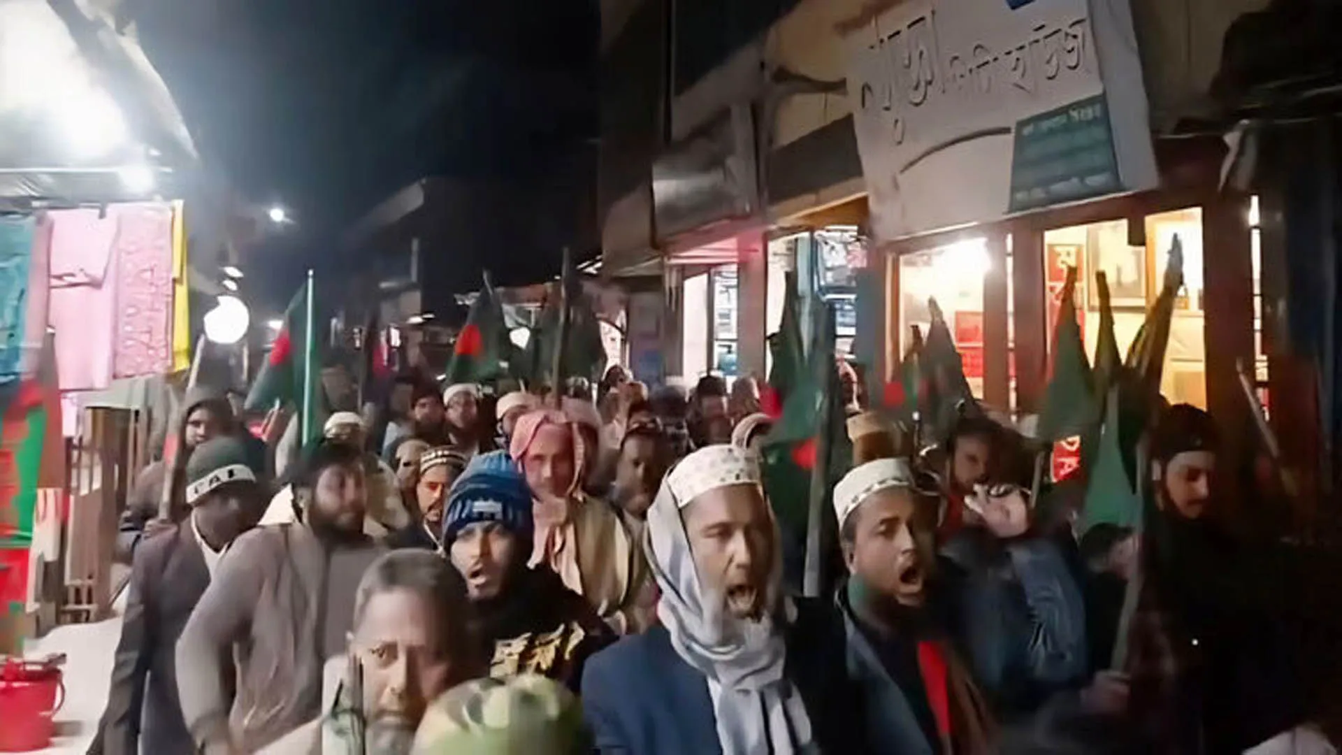 বরগুনায় নারী কর্মীদের ধাওয়া নিয়ে উত্তেজনা, হামলার মুখে জামায়াত নেতা